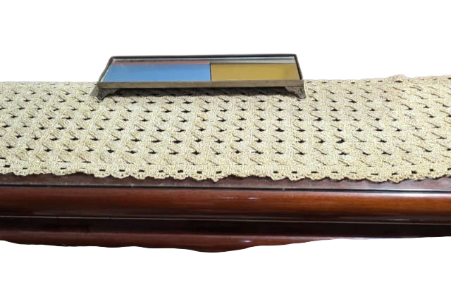 Grande, elegante e antigo caminho de mesa