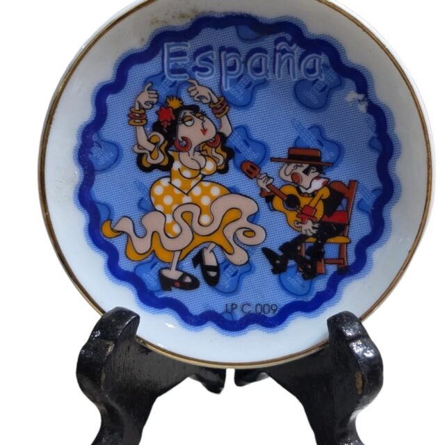Souvenir espanhol em porcelana com caricatura artística