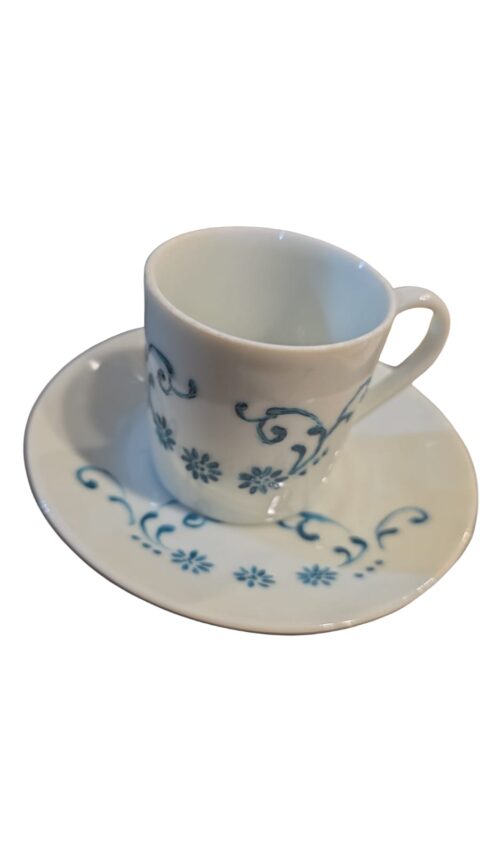 Pequenas xícaras de café com pires