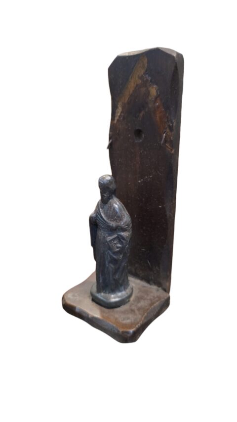 Antiga arte sacra de metal com peanha de parede de madeira