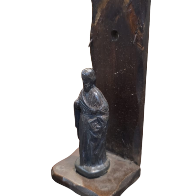 Antiga arte sacra de metal com peanha de parede de madeira