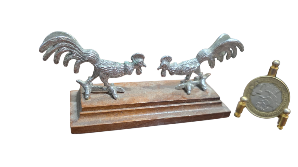 Escultura dois galos de metal com base de madeira