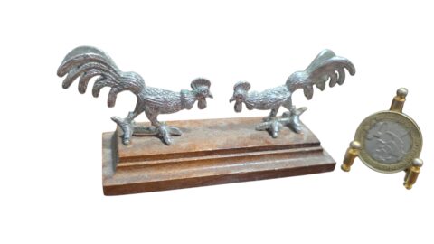 Escultura dois galos de metal com base de madeira
