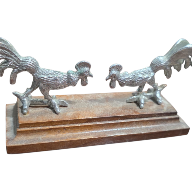 Escultura dois galos de metal com base de madeira
