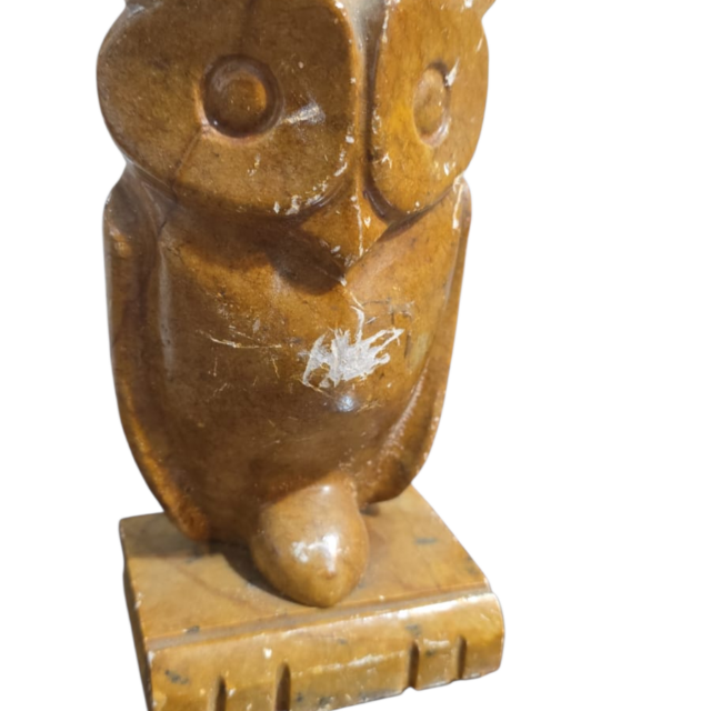 Escultura coruja de pedra