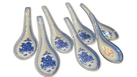 Colheres orientais de porcelana
