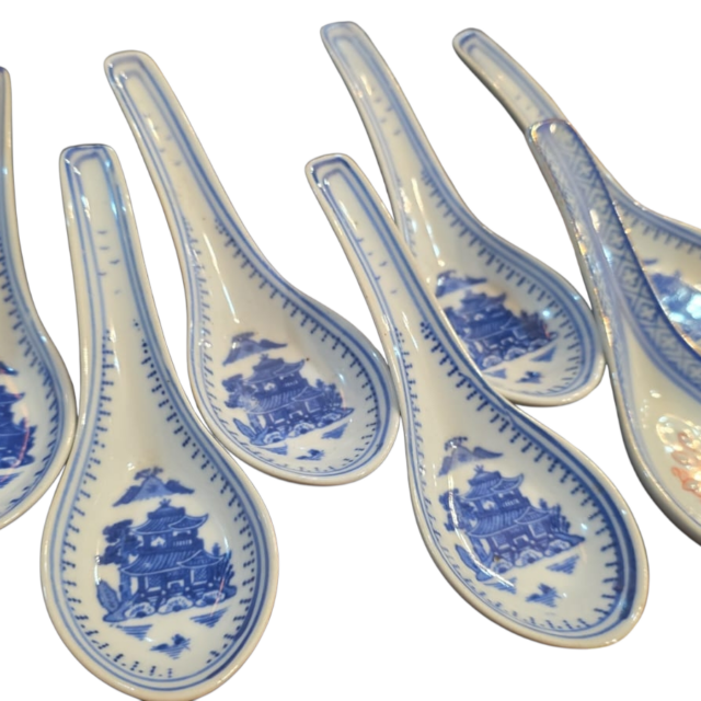 Colheres orientais de porcelana