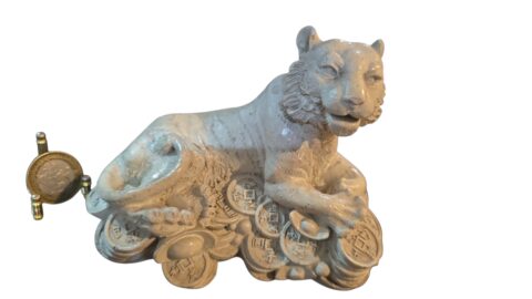 Escultura oriental em resina esmaltada