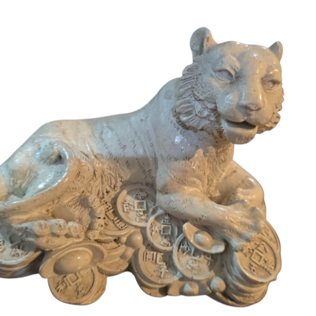 Escultura oriental em resina esmaltada