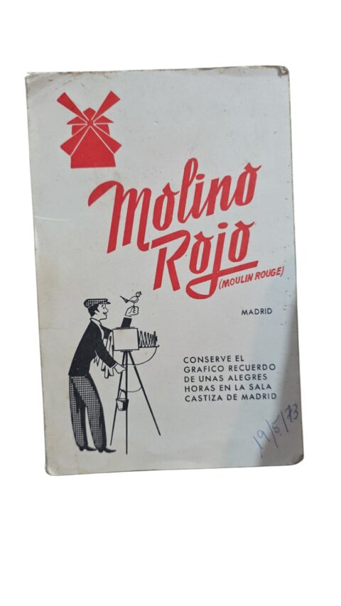 Antiga fotografia com capa do Moulin Rouge