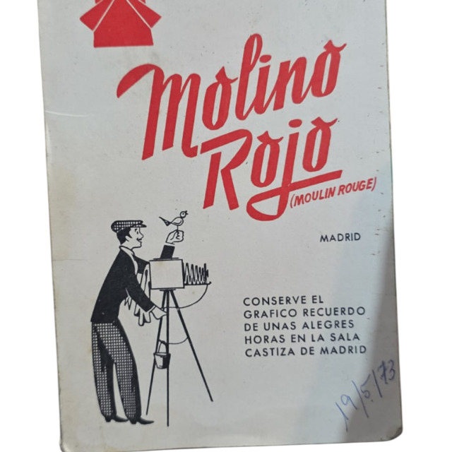 Antiga fotografia com capa do Moulin Rouge
