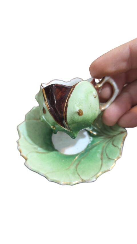 Antiga xícara de porcelana em formato orgânico, ótimo estado