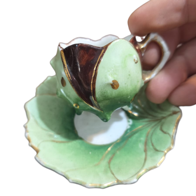 Antiga xícara de porcelana em formato orgânico, ótimo estado