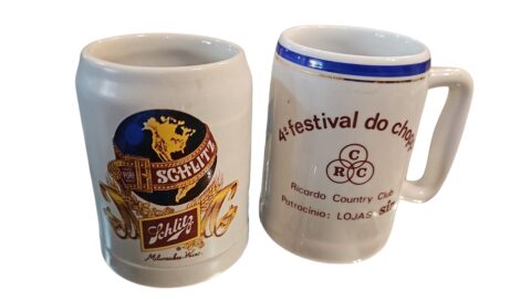 Par de antigas canecas de porcelana
