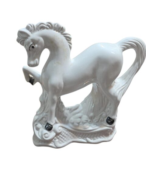 Antiga escultura representando cavalo de porcelana