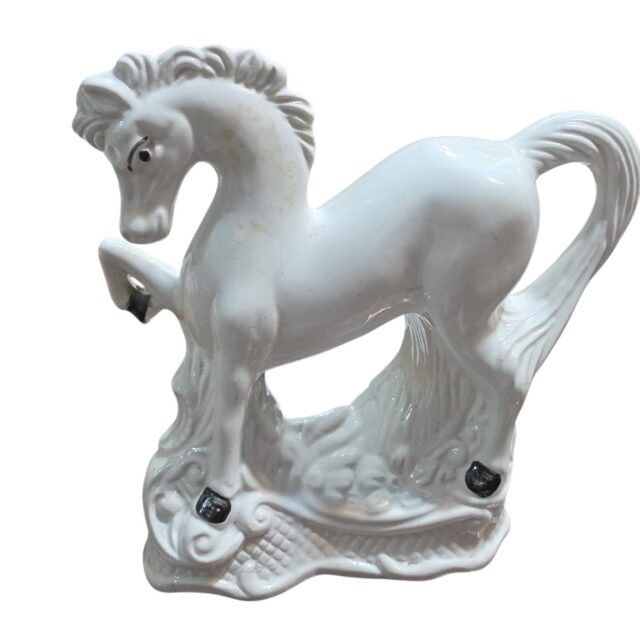 Antiga escultura representando cavalo de porcelana