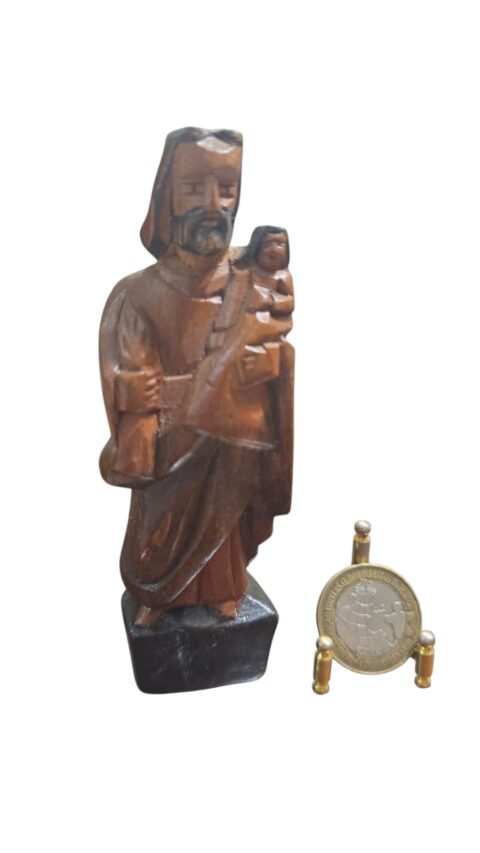 Arta sacra entalhada a mão em madeira
