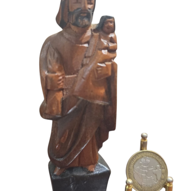 Arta sacra entalhada a mão em madeira