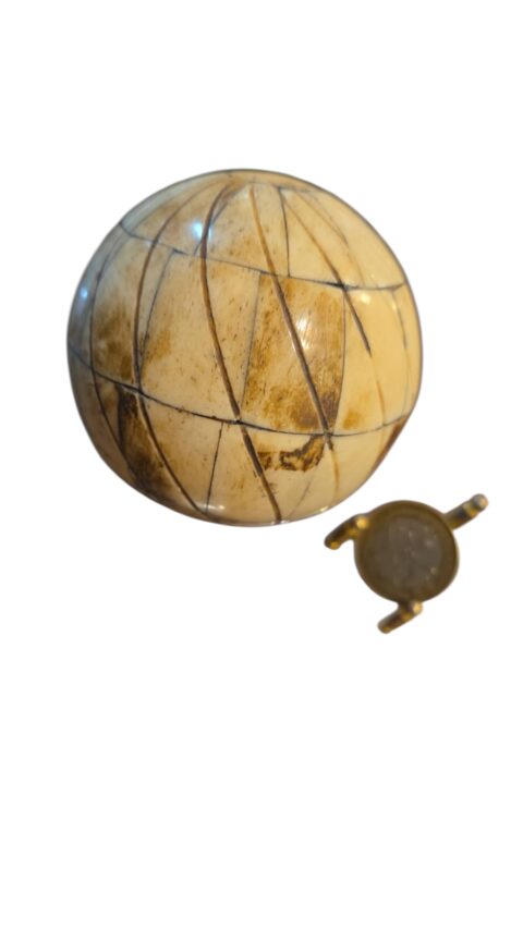 Bela esfera decorativa de apliques de ossos