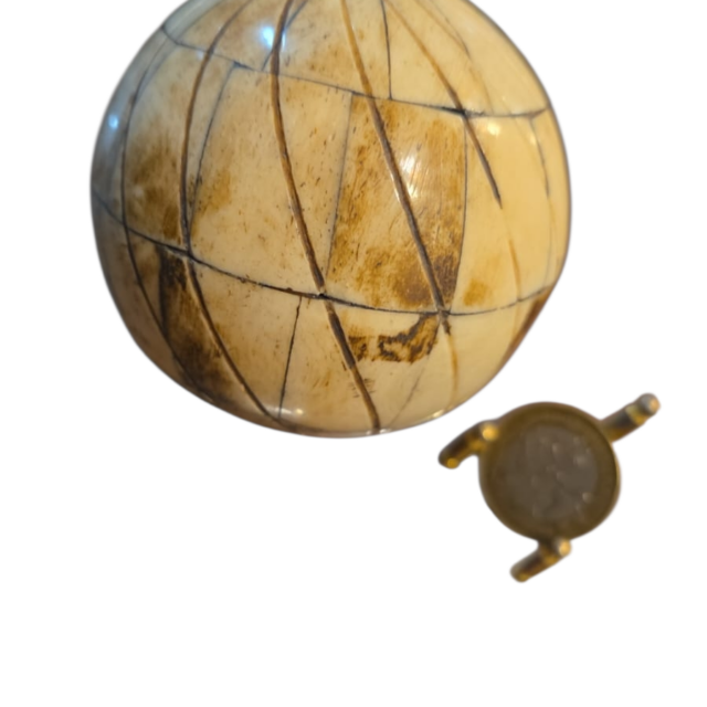 Bela esfera decorativa de apliques de ossos