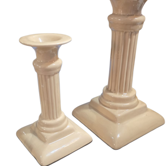 Par de elegantes castiçais vitrificados, estilo pilar grego