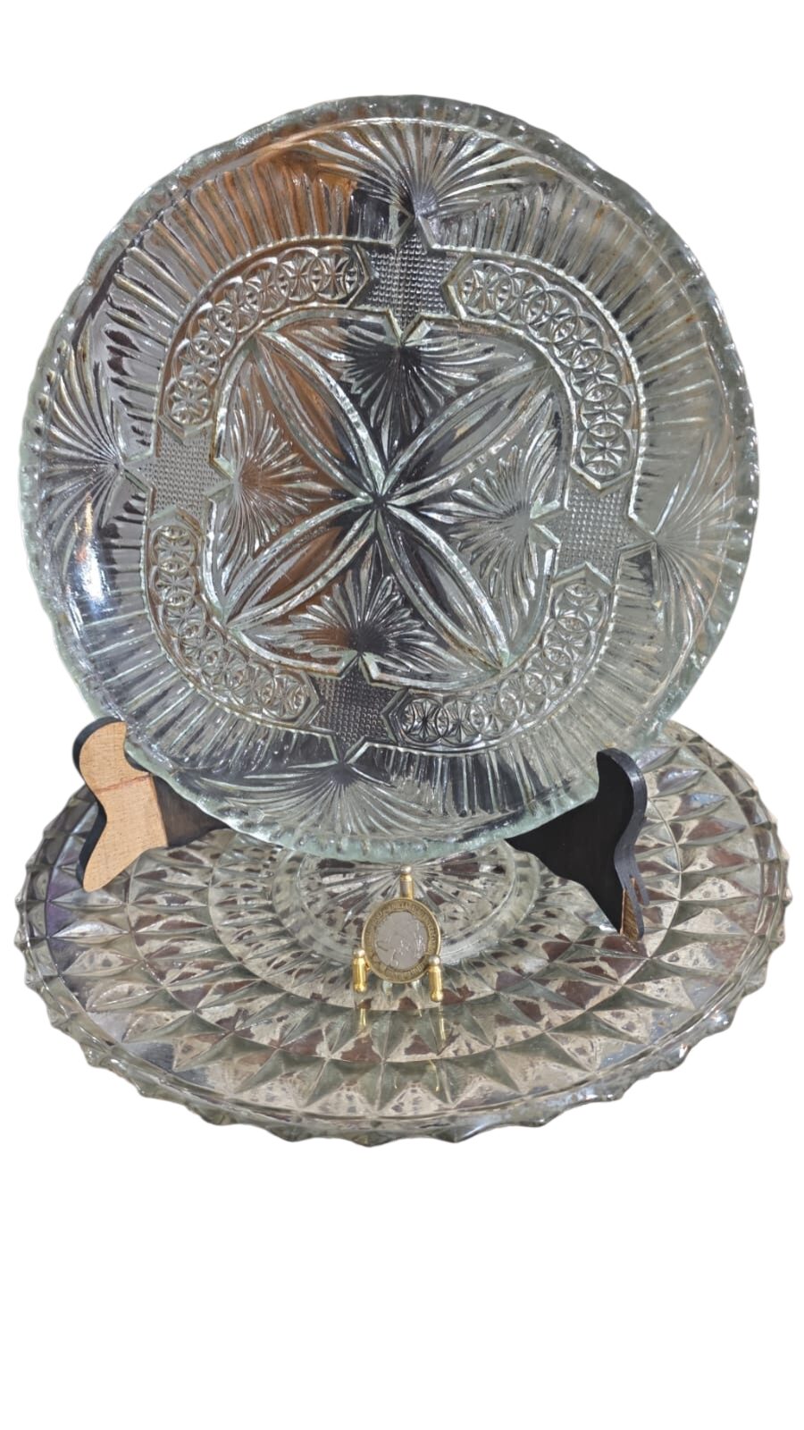 Par de belos pratos de bolo com belíssima arte lavrada