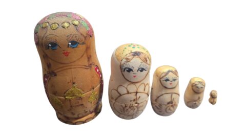Matrioskas de madeira, feitas a mão