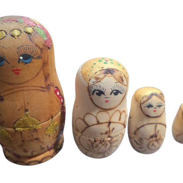 Matrioskas de madeira, feitas a mão