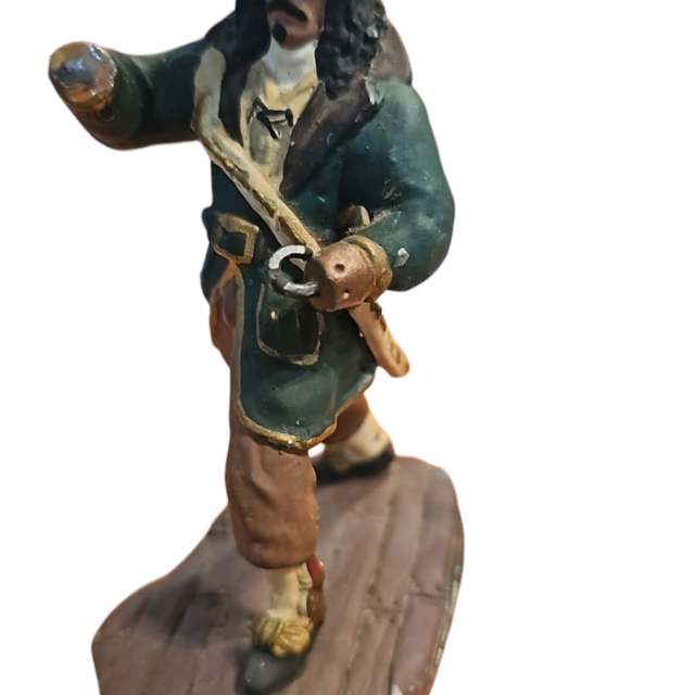 Pesada e antiga escultura de pirata de chumbo