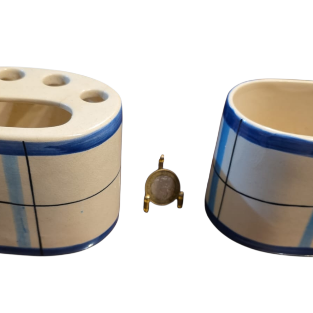 Par de conjunto antigo de louça para banheiro