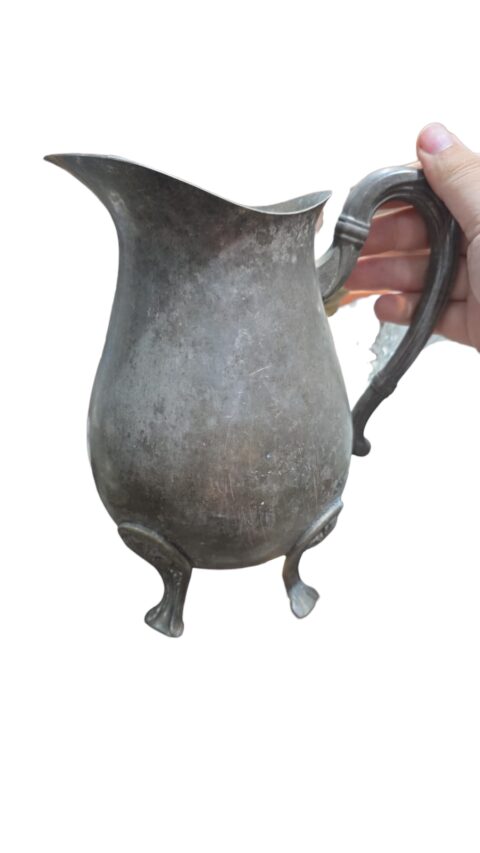Antiga jarra espessurada a prata