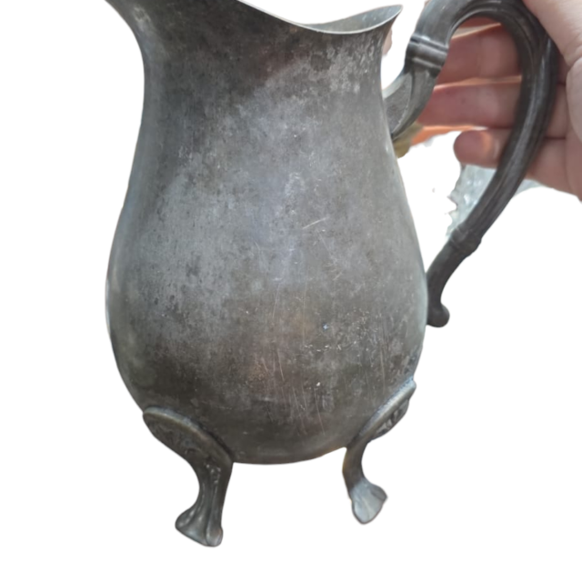 Antiga jarra espessurada a prata