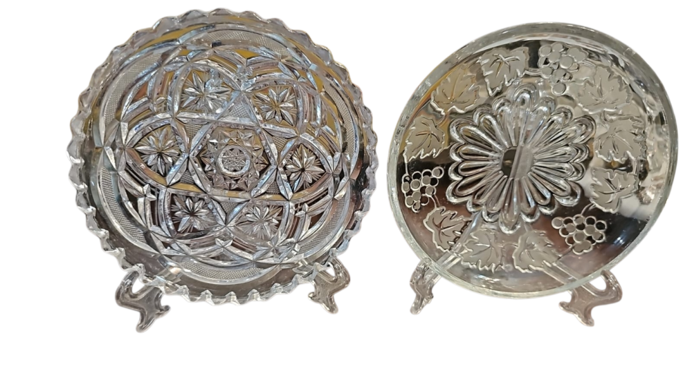 Par de pequenos centros de mesa de cristal ornamentados