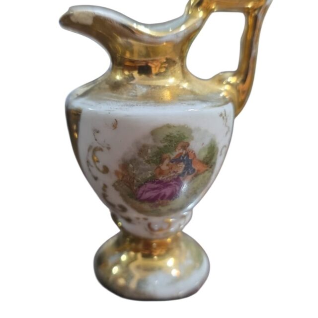 Jarrinha de porcelana cena galante, com dourações