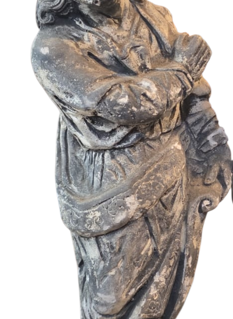Grande e pesada escultura em material cimentício