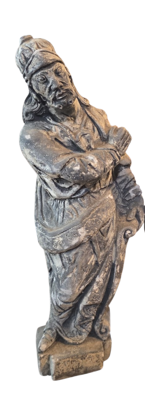Grande e pesada escultura em material cimentício