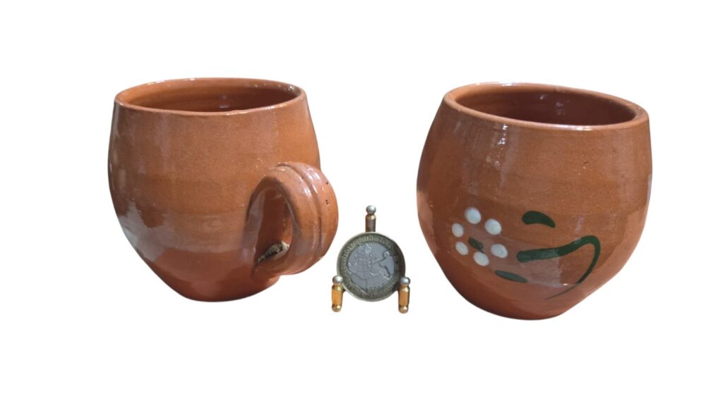 Par de canecas artesanais em cerâmica
