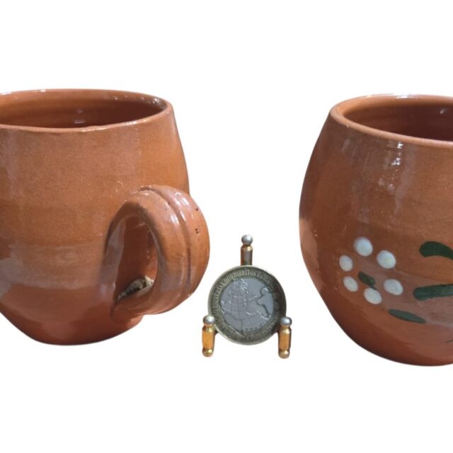 Par de canecas artesanais em cerâmica