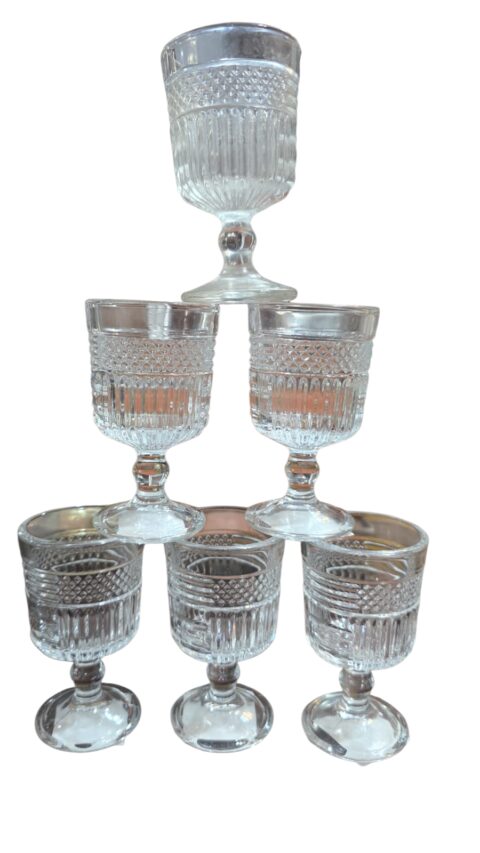 Conjunto de taças de vidro ricamente ornamentadas