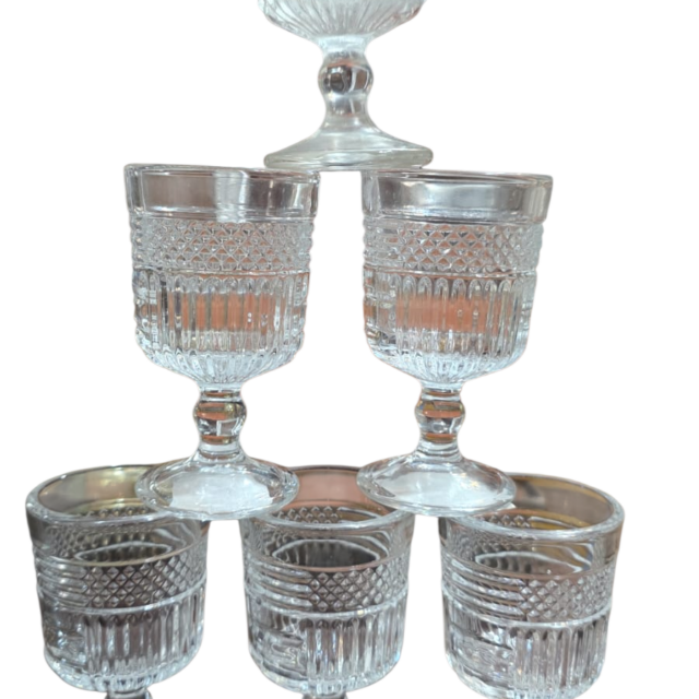Conjunto de taças de vidro ricamente ornamentadas