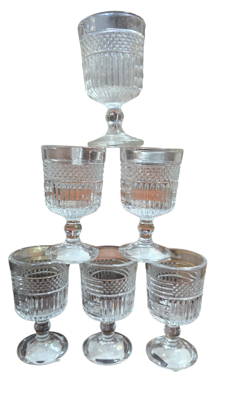 Conjunto de taças de vidro ricamente ornamentadas
