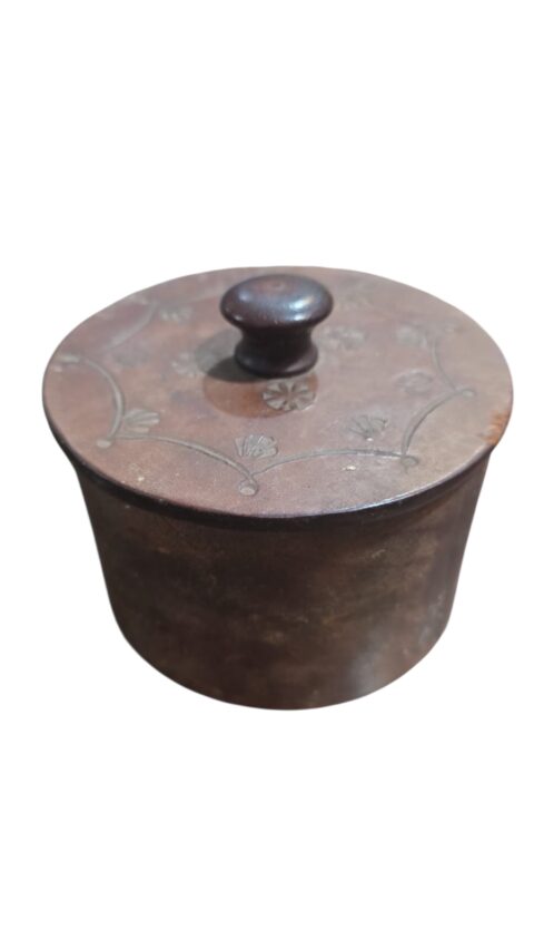 Antigo pote de madeira revestido com couro