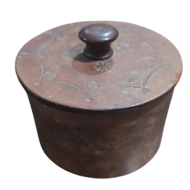 Antigo pote de madeira revestido com couro
