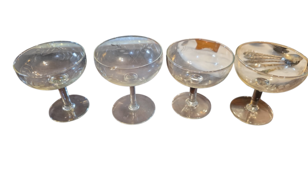 Taças de cristal com lapidações vegetalistas