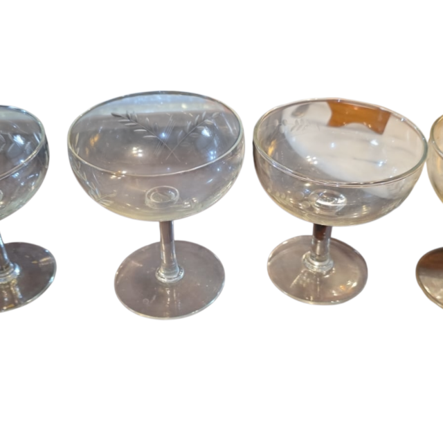 Taças de cristal com lapidações vegetalistas