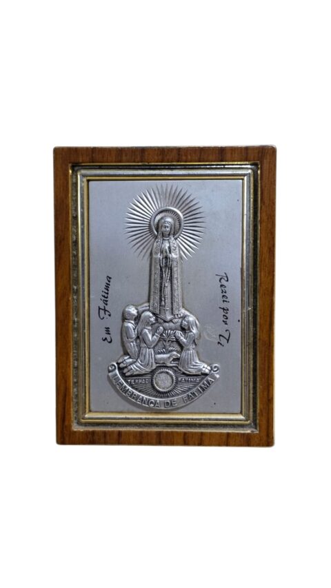 Souvenir com imagem de Nossa Senhora de Fátima, em metal