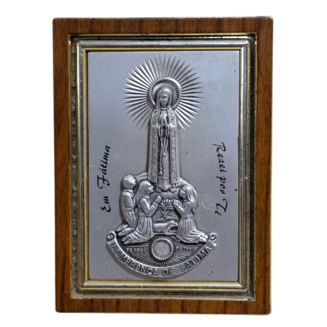 Souvenir com imagem de Nossa Senhora de Fátima, em metal