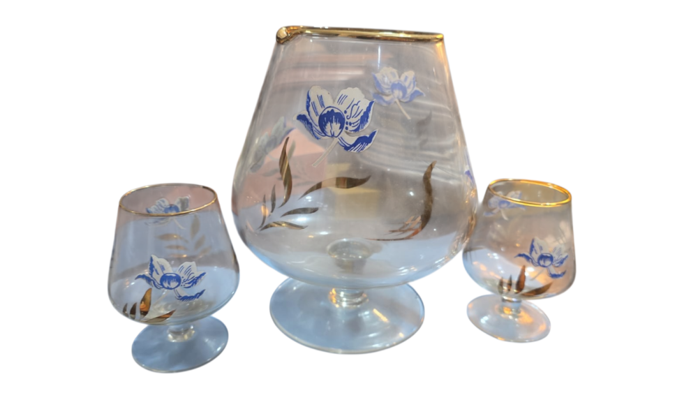 Conjunto de cristal em impecável estado, motivos florais e dourações