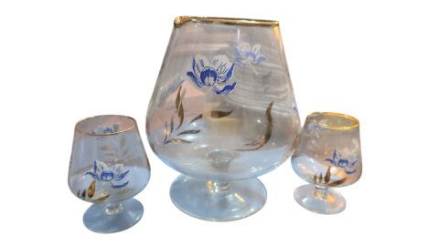 Conjunto de cristal em impecável estado, motivos florais e dourações