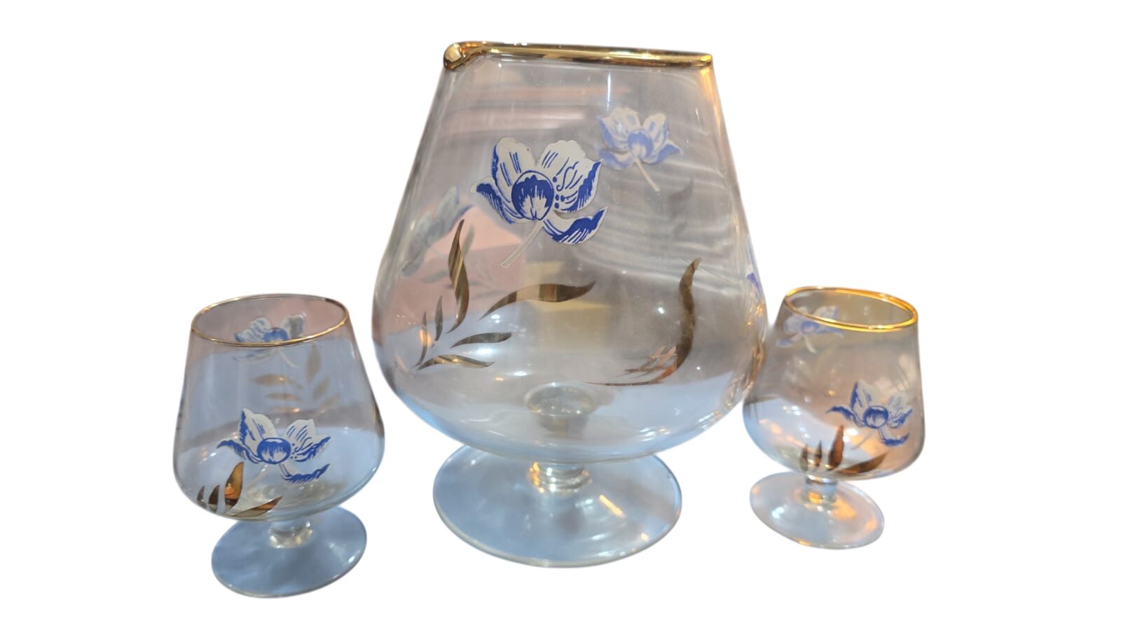 Conjunto de cristal em impecável estado, motivos florais e dourações